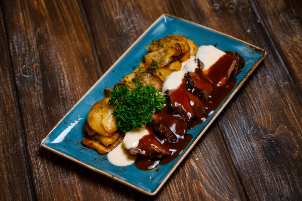 Ростбиф с жареным картофелем